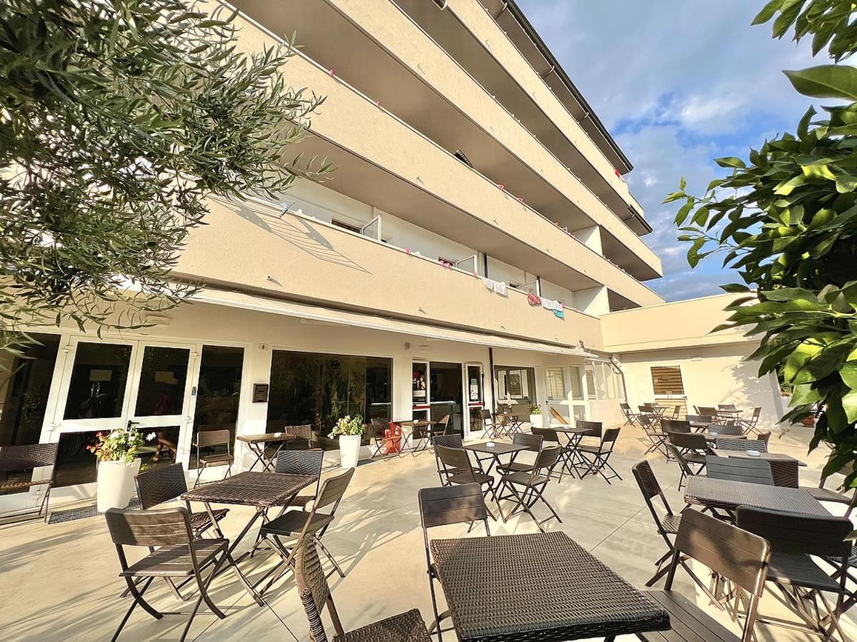 Hotel Old River Lignano Sabbiadoro Kültér fotó