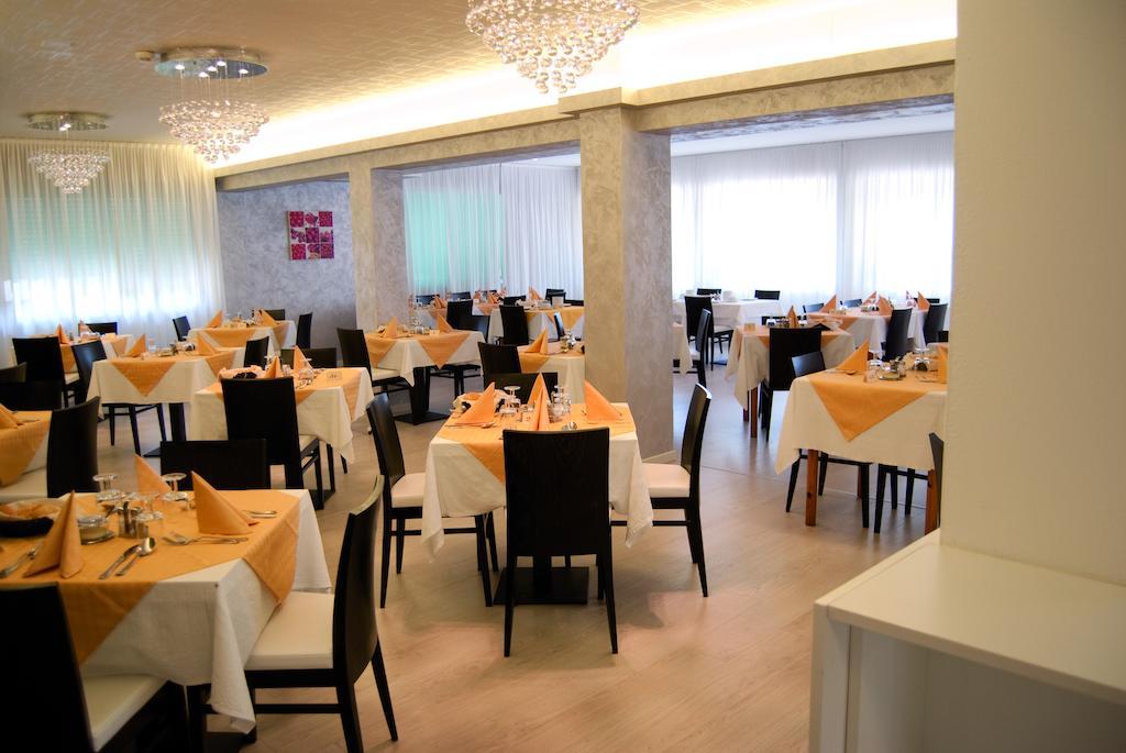 Hotel Old River Lignano Sabbiadoro Kültér fotó
