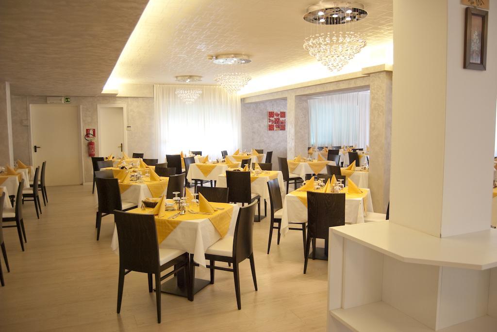 Hotel Old River Lignano Sabbiadoro Kültér fotó