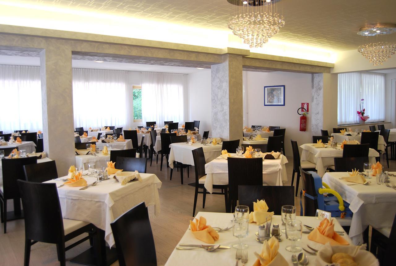 Hotel Old River Lignano Sabbiadoro Kültér fotó
